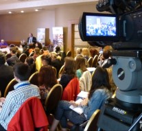 Jurnalismul de televiziune ajunge pe scenă