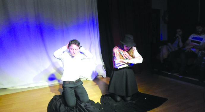 Jocul timid al unui miros înțepător