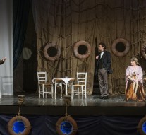 Dragostea, dat\ la schimb pentru o f\rîm\ de aur