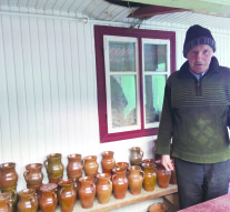 Arcadie Pașcaniuc este recunoscut de către toți oamenii din Marginea ca fiind cel mai bătrîn olar din comună.