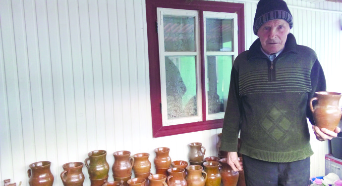 Arcadie Pașcaniuc este recunoscut de către toți oamenii din Marginea ca fiind cel mai bătrîn olar din comună.