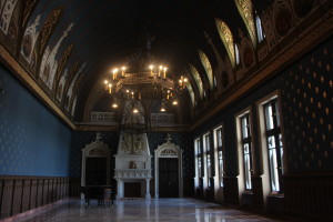 Sala Voievozilor are tavanul asemănător cu cel al „Camerei înstelate” din vechea Anglie.