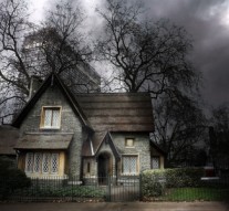 O fetiță locuiește înăuntru