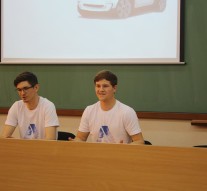 Adrian Vlas și Ion Ababei sînt studenți la Facultatea de Mecanică de la Universitatea Tehnică „Gheorghe Asachi” din Iași.