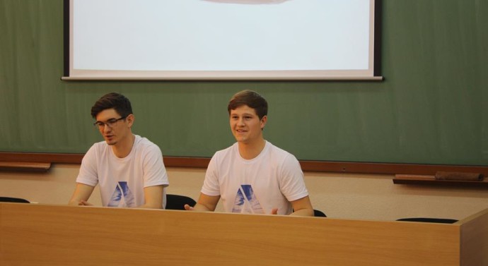 Adrian Vlas și Ion Ababei sînt studenți la Facultatea de Mecanică de la Universitatea Tehnică „Gheorghe Asachi” din Iași.