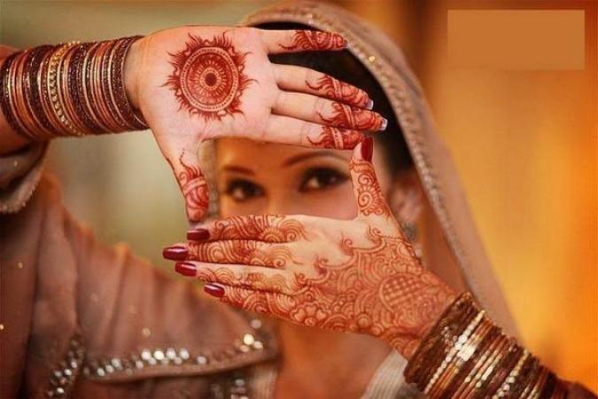 femeie tatuata cu hanna