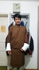 Manoj, îmbrăcat în haina lui tradițională, „gho”.