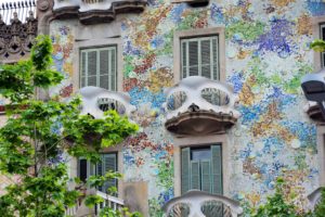 Clădirile Barcelonei sînt colorate în culori pixelate.