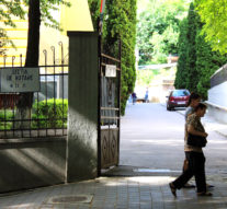 Ziua votăm și noaptea spargem capete.