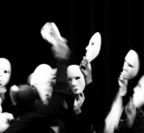 Scurt zbor deasupra cortinei