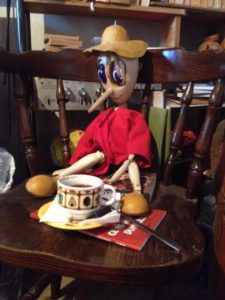 Pinocchio este personajul pe care păpușarul l-a jucat cel mai mult, de-a lungul carierei și acum păpușa îi decorează apartamentul.