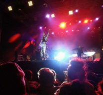 Concert învăluit în picături de ploaie