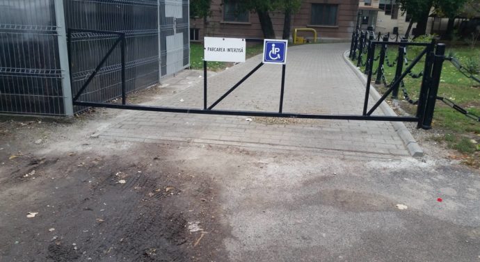 Handicapul birocrației universitare a rămas fără rampă