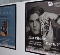 Cotorul cărții din fotografie