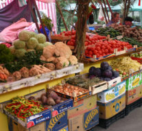 Omenia din spatele tarabelor de legume