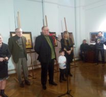 Natura ilustrată în nuanţe de albastru şi roşu