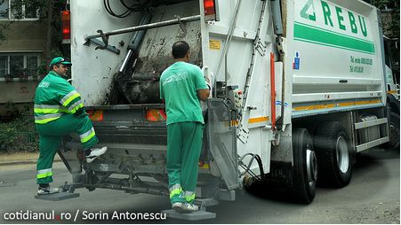 Cu mătura pe șinele de tramvai