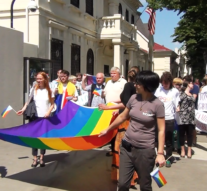 Ținut de mînă în afara legii