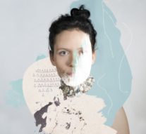 Pianul dintre pereții galbeni