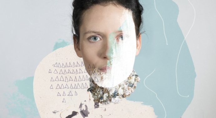 Pianul dintre pereții galbeni