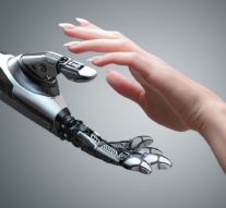 La un pas de a deveni cyborgi