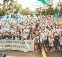 Studenții au defilat pe străzile din Iași la „Marșul absolvenților”