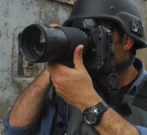Camera şi laptopul, singurele arme ale jurnaliştilor de război