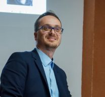 Acasă, la distanţă de un bliţ