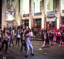 Petrecerea începe cînd se întunecă