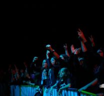 Rock în natură și dans pe iarbă