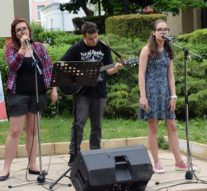 Lăsați chitarele să urce pe scenă