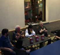 Panterele aleargă printre pahare de bere