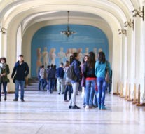 În perioada 21-31 octombrie 2018, la Universitatea „Alexandru Ioan Cuza” din Iași (UAIC) se desfășoară „Zilele Universității”, cu ocazia împlinirii a 158 de ani de la înființarea instituției motiv pentru care, facultățile organizează diverse activități precum conferințe, colocvii, dezbateri publice și expoziții. În Grădina Botanică „Anastasie Fătu” din Iași s-a deschis, pe 27 octombrie „Expoziția de flori, fructe și semințe”, care va putea fi vizitată pînă pe 18 noiembrie. Tot o expoziție este organizată și de Facultatea de Drept, însă una de arte plastice în care vor fi comemorați 100 de ani de la desăvîrșirea statului național român. Acesta poate fi vizitată pînă pe 30 octombrie în Galeria de artă „i” din corpul I al UAIC, începînd cu ora 09.00. Pe lîngă acestea, și Facultatea de Teologie Ortodoxă are o expoziție de artă sacră care poate fi vizitată pînă marți, 30 octombrie, la Muzeul Mitropoliei Moldovei și Bucovinei, în Sala Baptisteriu. Facultatea de Filosofie și Științe Social-Politice organizează miercuri, 31 octombrie, un colocviu intitulat „Valorile politice astăzi”, care va fi susținut de prof. univ. dr. Virgil Stoica și lect. univ. dr. Bogdan Mihăilescu, cadre didactice ale Departamentului de Științe Politice, Relații Internaționale și Studii Europene. Tema principală a acestui eveniment va fi modul în care înțelegerea și asumarea valorilor politice influențează atitudinile, comportamentul, cît și deciziile poporului. Cei de la Facultatea de Psihologie și Științe ale Educației organizează o sesiune de comunicări științifice în aula Bibliotecii Centrale Universitare „Mihai Eminescu” (BCU) în care atît asistenți sociali, cît și psihoterapeuți vor pune în discuție modul de învățare și introducere în sistemul educațional al persoanelor cu dizabilități fizice sau psihice. Tot în cadrul acestui eveniment, a fost inaugurat Centrul de Învățare al Universității „Alexandru Ioan Cuza” din Iași, care își propune să îi ajute pe studenții cu dificultăți de învățare, oferindu-le un spațiu în care pot studia individual sau supravegheați. „În anul 1870, s-a înființat «Cercul Român», un centru special destinat relaxării studenților. La mare depărtare de acest eveniment care a rămas în istorie, pe 26 octombrie 2018 a fost inaugurat «Centrul de Învățare» al universității noastre, finanțat printr-un proiect competitiv al Ministerului Educației Naționale, privind învățămîntul secundar, cu fonduri de la Banca Mondială, în valoare de aproximativ 200.000 de euro”, a declarat prof. univ. dr. Mihaela Onofrei, ordonatorul de credite al UAIC, la ceremonia „Dies academici”. Pe lîngă această finanțare, universitatea a mai obținut una de la Guvernul României, cu ajutorul căreia a deschis joi, 25 octombrie 2018, „Centrul Societății Antreprenoriale Studențești”, loc în care studenții care au idei de afaceri, vor fi îndrumați în legătură cu posibilitatea de a le pune în aplicare. Zilele UAIC au fost deschise de ceremonia „Dies academici”, care, în acest an s-a desfășurat vineri, 26 octombrie, și în cadrul căreia au fost oferite diferite premii și distincții atît profesorilor și studenților, cît și companiilor partenere UAIC.