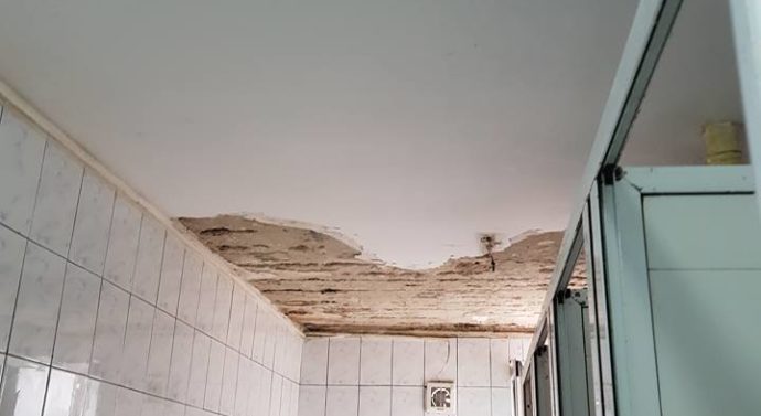 Într-o baie din Căminul C6 al Universității „Alexandru Ioan Cuza” a căzut o bucată de tavan