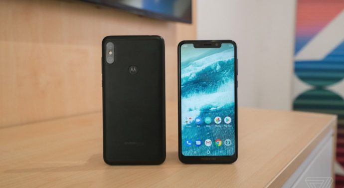 Motorola, „fratele geamăn” al modelelor iPhone