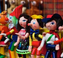 Păpușile care cheamă copii la teatru