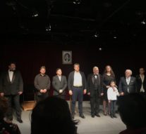 O carte arămie și un copil cu ochii mari