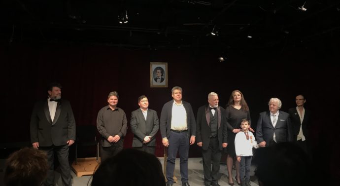 O carte arămie și un copil cu ochii mari