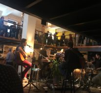 Byron și publicul îmbrăcat în rochițe roz