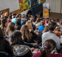 Studenții cer demisia ministrului Tineretului și Sportului din cauza locurile în tabere