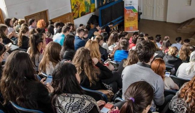 Studenții cer demisia ministrului Tineretului și Sportului din cauza locurile în tabere