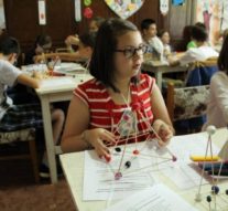 Elevii învață de la studenți despre matematică, fizică sau biologie