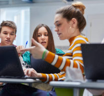 Studenții economiști învață să devină anteprenori în afara facultății