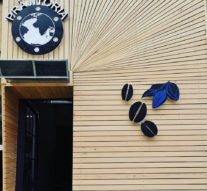 Prăjitorul de cafea e ascuns printre rafturile de lemn