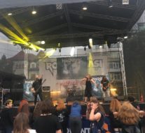 Rockul e-mbrăcat în negru și se cîntă în parcare