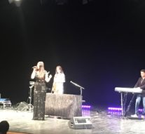 Un microfon, o solistă și zeci de bași și de viori