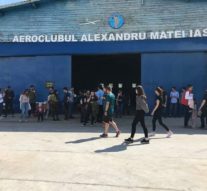 La teatru, publicul primește îmbrățișări