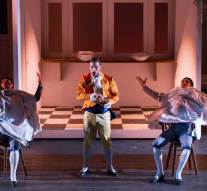 Conspirațiile bărbierului Figaro, înțepenite în mașina de tuns