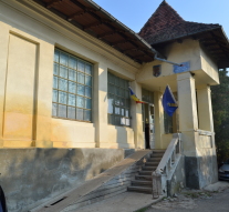 Campanie electorala - primaria si avizierul din fata ei