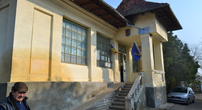 Campanie electorala - primaria si avizierul din fata ei